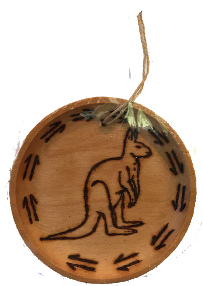 Round wooden plates painted or traditional burning